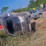 Caminhonete tomba após ser atingida por carro na PA-370; motorista com sinais de embriaguez é levado pela PRF