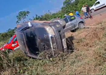 Com o impacto da batida, os veículos foram pararam foram da pista — Foto: Divulgação