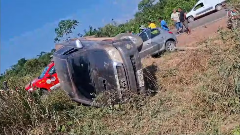 Com o impacto da batida, os veículos foram pararam foram da pista — Foto: Divulgação