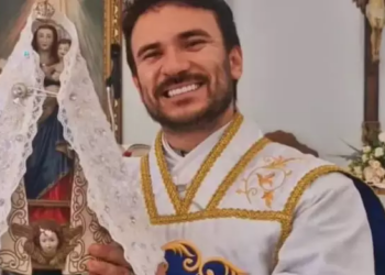 O padre morreu após uma colisão entre a motocicleta que ele pilotava e um cavalo, na noite da última quinta-feira (12) (Foto: Reprodução / Redes sociais)