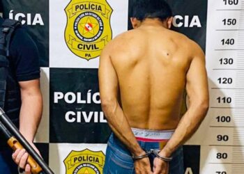 Suspeito estava preso e foi levado à delegacia. — Foto: PC PA