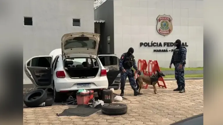 O carro do alvo foi apreendido e o canil da Guarda Municipal foi acionado para auxiliar nas buscas por entorpecentes no interior do veículo | Divulgação/PF