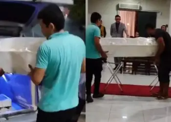 A imagem mostra o velório de Sara Raabe Silva do Nascimento, de 5 anos, realizado na noite de domingo (22/9), em uma igreja evangélica localizada no centro de Altamira, sudoeste do Pará. (Foto: Reprodução | Redes sociais)