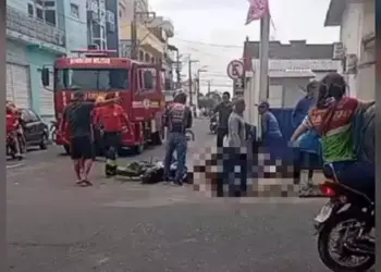 A imagem mostra as vítimas jogadas no chão e, próximo a elas, um caminhão do Corpo de Bombeiros e moradores tentando ajudá-las. (Foto: Reprodução | Redes sociais)