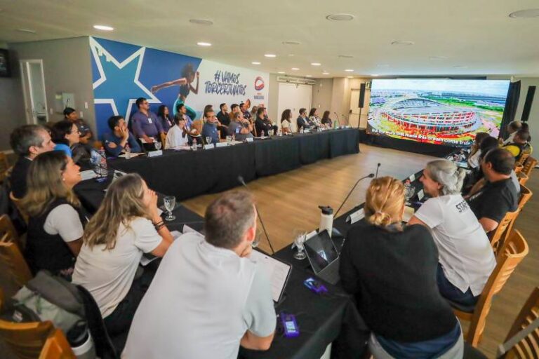 Delegação da FIFA assiste a vídeo sobre o Mangueirão, candidato aos jogos da Copa Mundial Feminina de Futebol em 2027