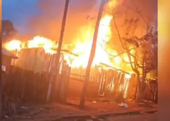 A imagem mostra uma das três casas atingidas pelo incêndio sendo consumida pelo fogo. (Foto: Reprodução | Redes sociais)