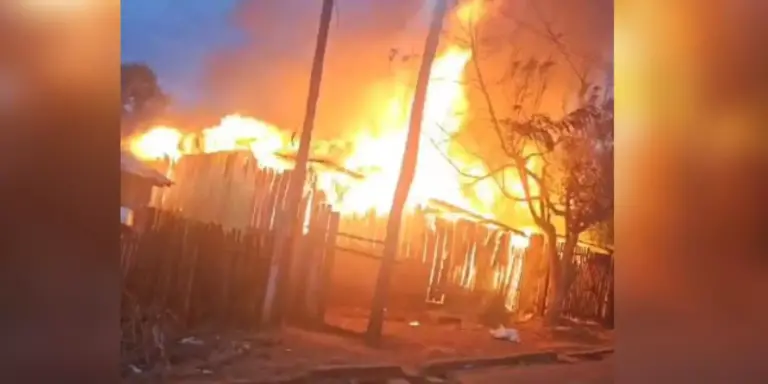 A imagem mostra uma das três casas atingidas pelo incêndio sendo consumida pelo fogo. (Foto: Reprodução | Redes sociais)