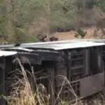 Ônibus tomba após colidir com caminhão estacionado na BR-222, em Abel Figueiredo, sudeste do Pará