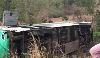 Ônibus tomba após colidir com caminhão estacionado na BR-222, em Abel Figueiredo, sudeste do Pará