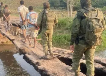 Presos sendo encaminnhados para as viaturas pela PC (Foto: Divulgação PC)