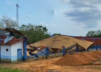 Vendaval causa estragos e deixa bairros sem energia em Uruará (PA)