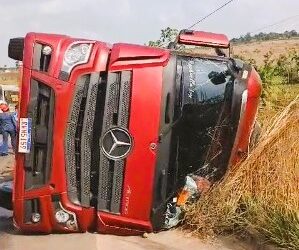 Acidente na BR-230 deixa carga espalhada na rodovia