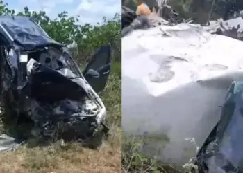 A imagem mostra dois automóveis, um deles capotado. (Foto: Reprodução | Redes sociais)