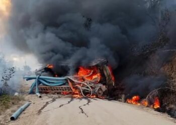Em Medicilândia, caminhão pega fogo após tombar em ladeira na zona rural