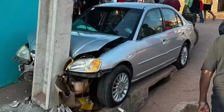 Carro envolvido no atropelamento. (Foto: Redes Sociais