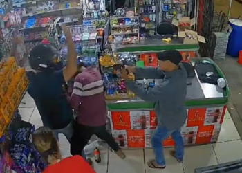 Momento em que dois dos três envolvidos no crime rederam o policial penal e a funcionária. — Foto: Reprodução / TV Liberal