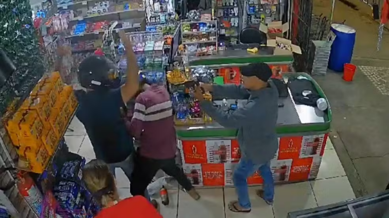 Momento em que dois dos três envolvidos no crime rederam o policial penal e a funcionária. — Foto: Reprodução / TV Liberal