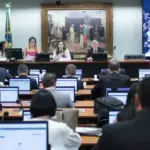 Deputados aprovam proposta que limita poderes de ministros do STF; entenda