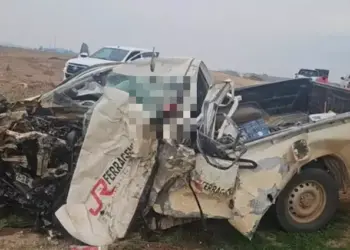 Imagens que circulam nas redes sociais mostram a caminhonete com a parte frontal completamente destruída (Foto: Redes Sociais)