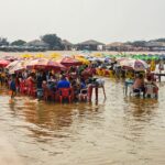 Moradores da Transamazônica aproveitam feriado em Alter do Chão, em Santarém