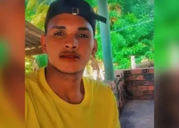Jovem morre ao ser atingido por raio enquanto mexia no celular no Pará