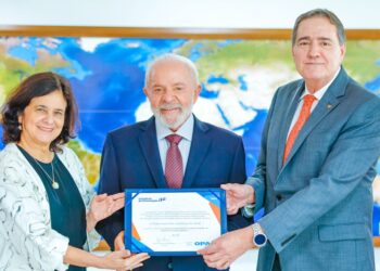 Lula durante reunião com o Diretor da OPAS, Jarbas Barbosa, e Ministra Nísia Trindade