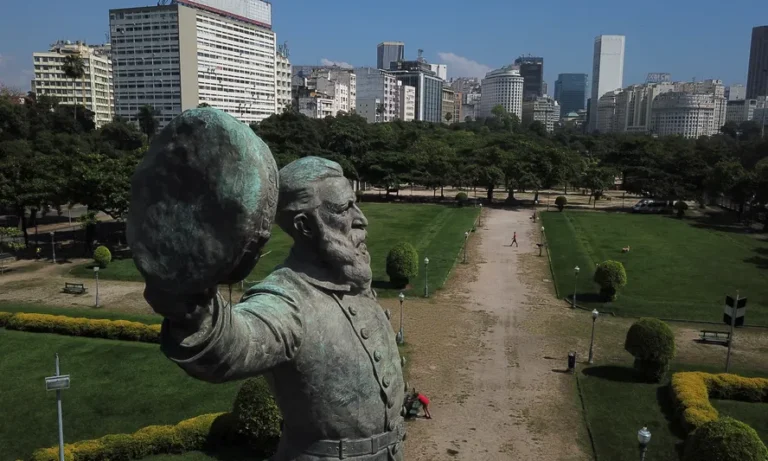 Estátua do Marechal Deodoro, no bairro da Glória, no rio de Janeiro — Foto: Custodio Coimbra/ O Globo