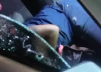 Imagens que circulam nas redes sociais mostram que “Carlinhos” estava no banco do motorista no momento em que foi alvejado. Após os disparos, seu corpo caiu para o lado do banco do carona. (Reprodução/ redes sociais)