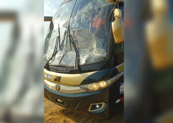 Condutor de carreta imprudente provoca acidente com ônibus que seguia para Tucuruí, no Pará