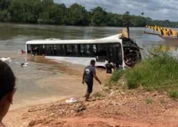 Ônibus cai de balsa dentro do rio Moju, no Pará
