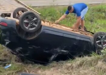 Vitória do Xingu: Carro tomba ao desviar de buraco na PA-415; ninguém ficou ferido