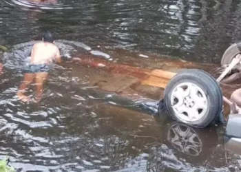 Vítimas sendo resgatadas por moradores. (Foto: Redes Sociais)
