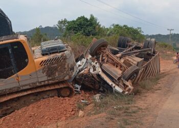 Anapu: Caminhão boiadeiro colide com máquina pesada na BR-230