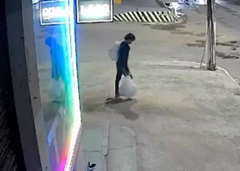 Um dos suspeitos se furtar loja em Santarém. (Foto: Redes Sociais)