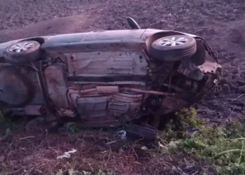 As equipes policiais de Quatipuru e Boa Vista foram alertadas sobre o acidente, que tinha risco de explosão devido ao vazamento de combustível na pista. (Divulgação/ PM)