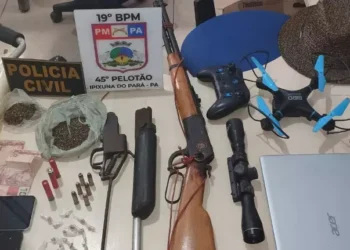 Armas, entorpecentes e outros itens apreendidos com suspeitos de roubo. (Foto: Polícia Civil)
