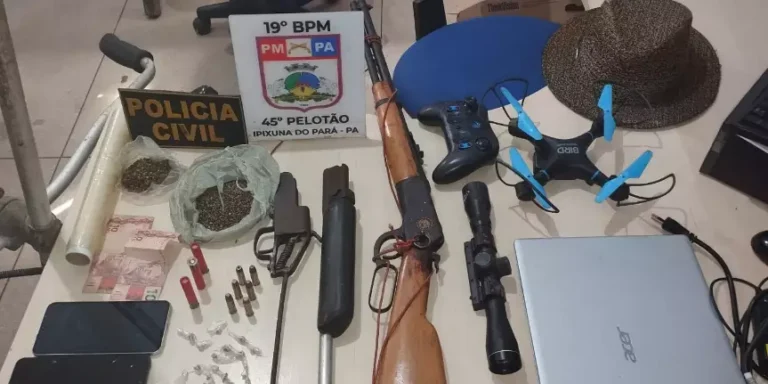 Armas, entorpecentes e outros itens apreendidos com suspeitos de roubo. (Foto: Polícia Civil)