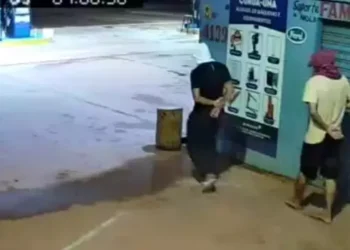 Imagem do momento do assalto ao estabelecimento comercial. (Foto: Redes Sociais)