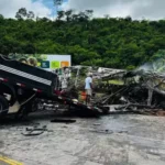 22 pessoas morrem em acidente envolvendo carro, ônibus e carreta em Minas Gerais