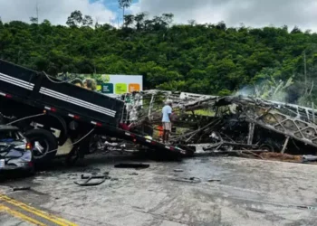 Tenente do Corpo de Bombeiros afirma que ainda há mais vítimas dentro do veículo incendiado. (Corpo de Bombeiros)