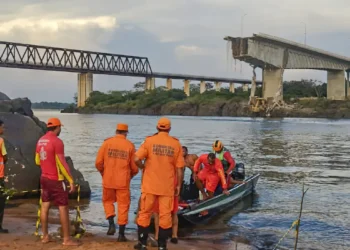 Sobe para 14 o número desaparecidos após queda de ponte