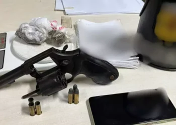 Arma e demais objetos apreendidos pela Rotam. (Foto: Polícia Militar)