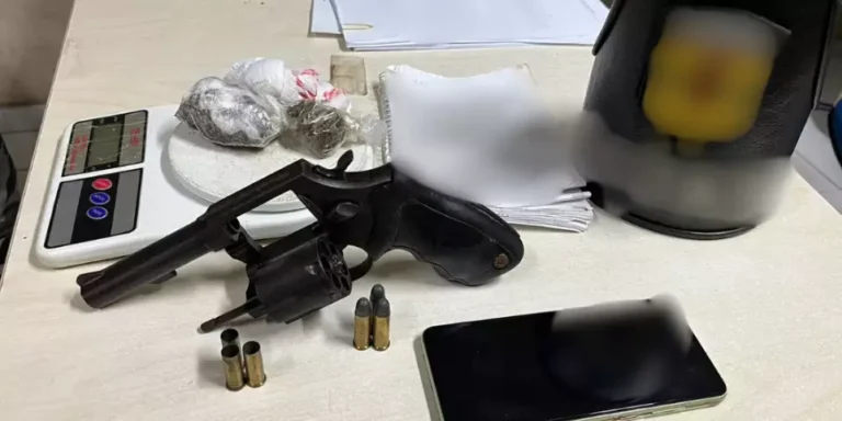 Arma e demais objetos apreendidos pela Rotam. (Foto: Polícia Militar)