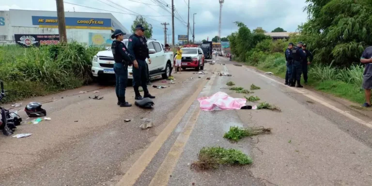 A mulher teria batido de frente em uma caminhonete (Imagens: Josseli Carvalho)