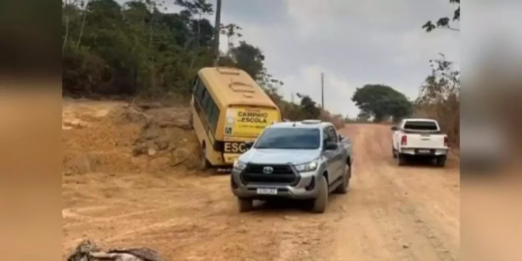 O impacto foi tão forte que partes da estrutura do veículo foram ao chão, ainda como se pode observar nos registros (Foto: Reprodução | Redes sociais)