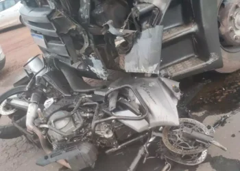 A moto conduzida pelo policial militar colidiu com uma carreta (Foto: Reprodução/Redes sociais)