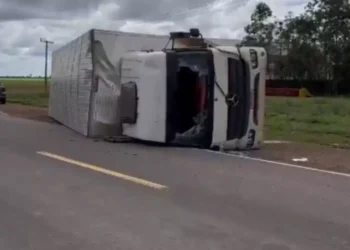 A imagem em destaque mostra a carreta que tombou na BR-010 na manhã de domingo (19/1), a cerca de 5 km do bairro Nagibão, em Paragominas, no nordeste paraense. (Foto: Reprodução | BO Paragominas)