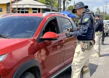A imagem mostra policiais rodoviários federais durante fiscalização. (Foto: Divulgação | Ano Novo)