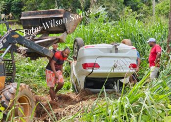 Carro capota na BR-230 próximo a Medicilândia; motoristas pedem reparo urgente em buracos na pista