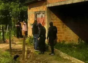 A imagem em destaque mostra policiais civis em um dos locais alvos da operação. (Foto: Divulgação | Agência Pará)